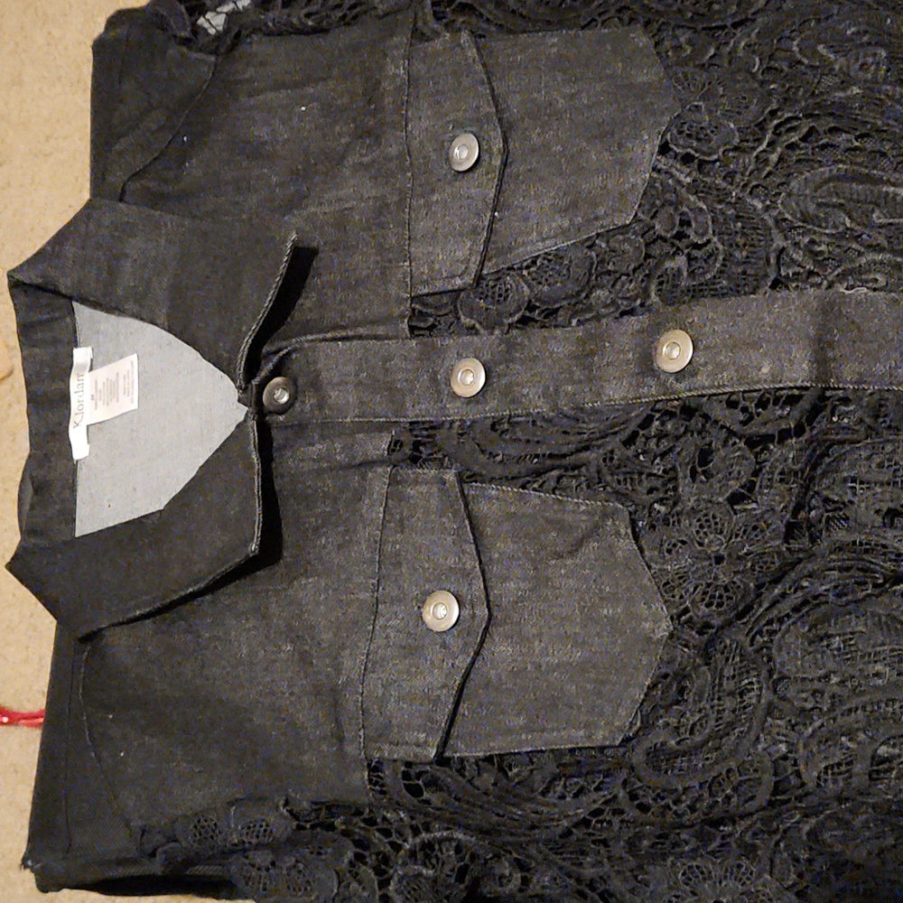 BEAUTIFUL DENIM LACE BLOUSE WITH FRONT POCKETS NEW WITHOUT TAGS